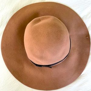 Levi’s floppy hat